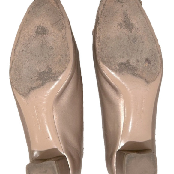 Salvatore Ferragamo Vera gold bow heeled shoe 7 1/2 - Picture 6 of 9